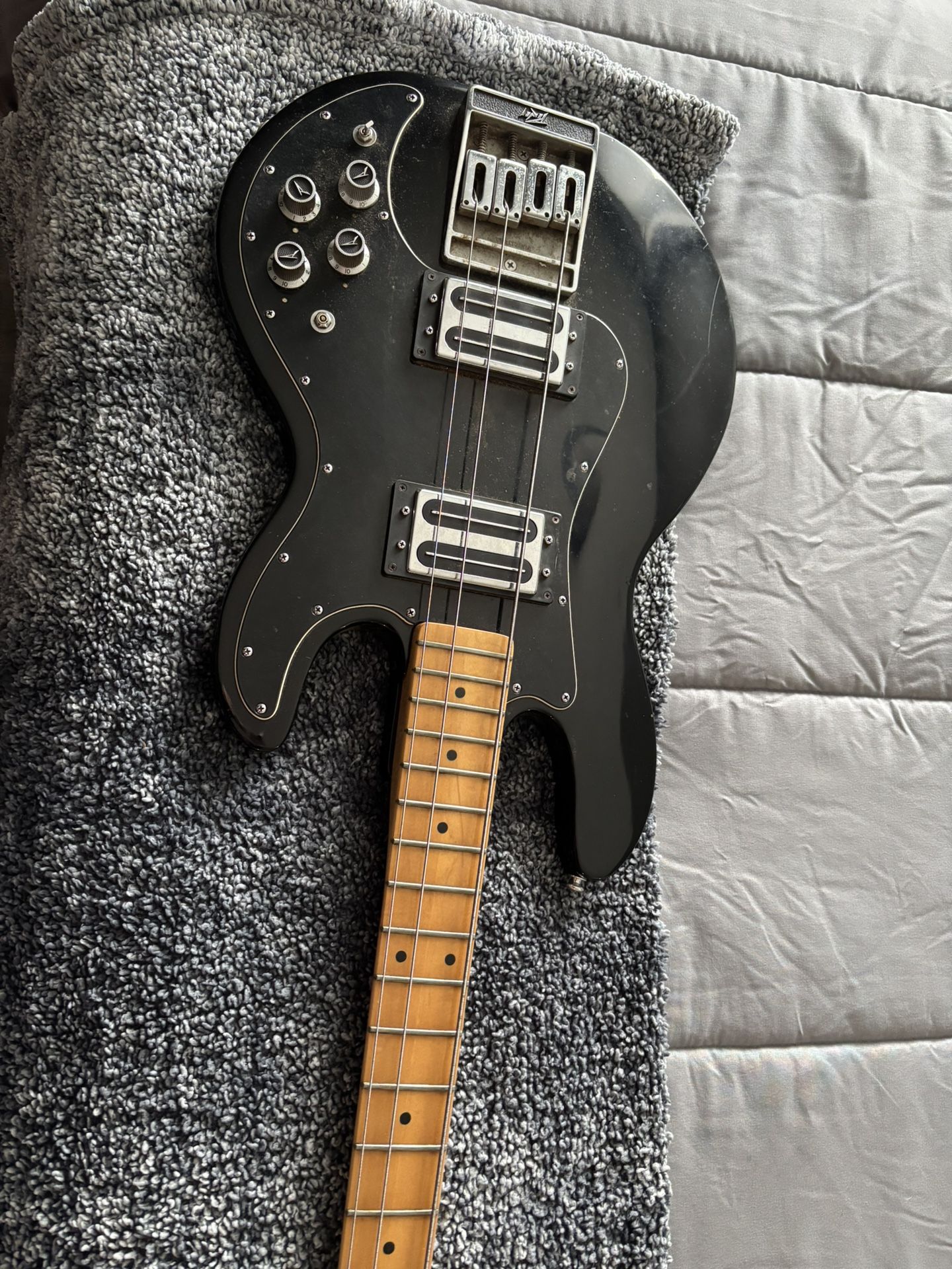 Peavey T-40 Bass Guitar