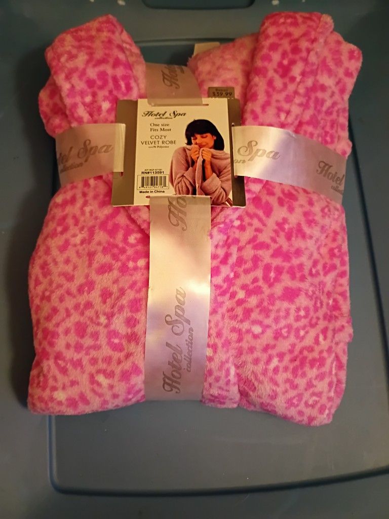 Pamper Her, Soft Robe, Bath Set, Calgon Lotions. Dr. Teals Socking Solution. Bundle Only $50.