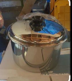 4 pots for sale 2 Rena ware & 2 multi core high end cookware