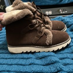 Brown boots with fur