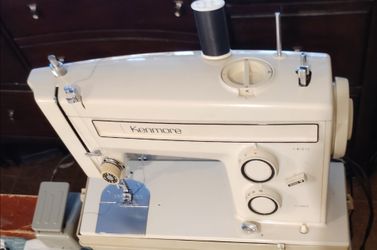Kenmore Sewing Machine in gorgeous condition works well