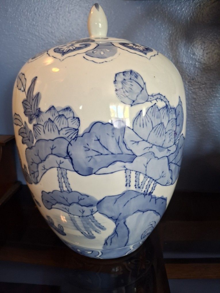 BEAUTIFUL Vintage Blue And White Ginger JAR Or Vase Perfect Condition 