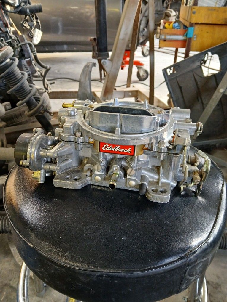 EDELBROCK 600CFM CARBURETOR!!! READY TO GO!! 180$