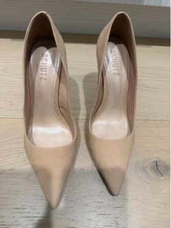 Beautiful beige color pumps (size 7 1/2)