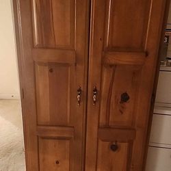 Antique Ethan Allen Knotted Pine Chiefferobe 