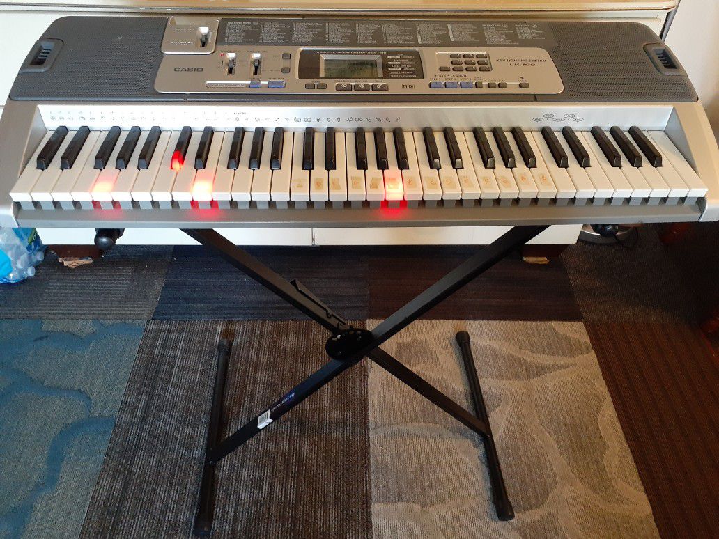 Piano casio LK100 con luz en el teclado está en buenas condiciones serios compradores por favor