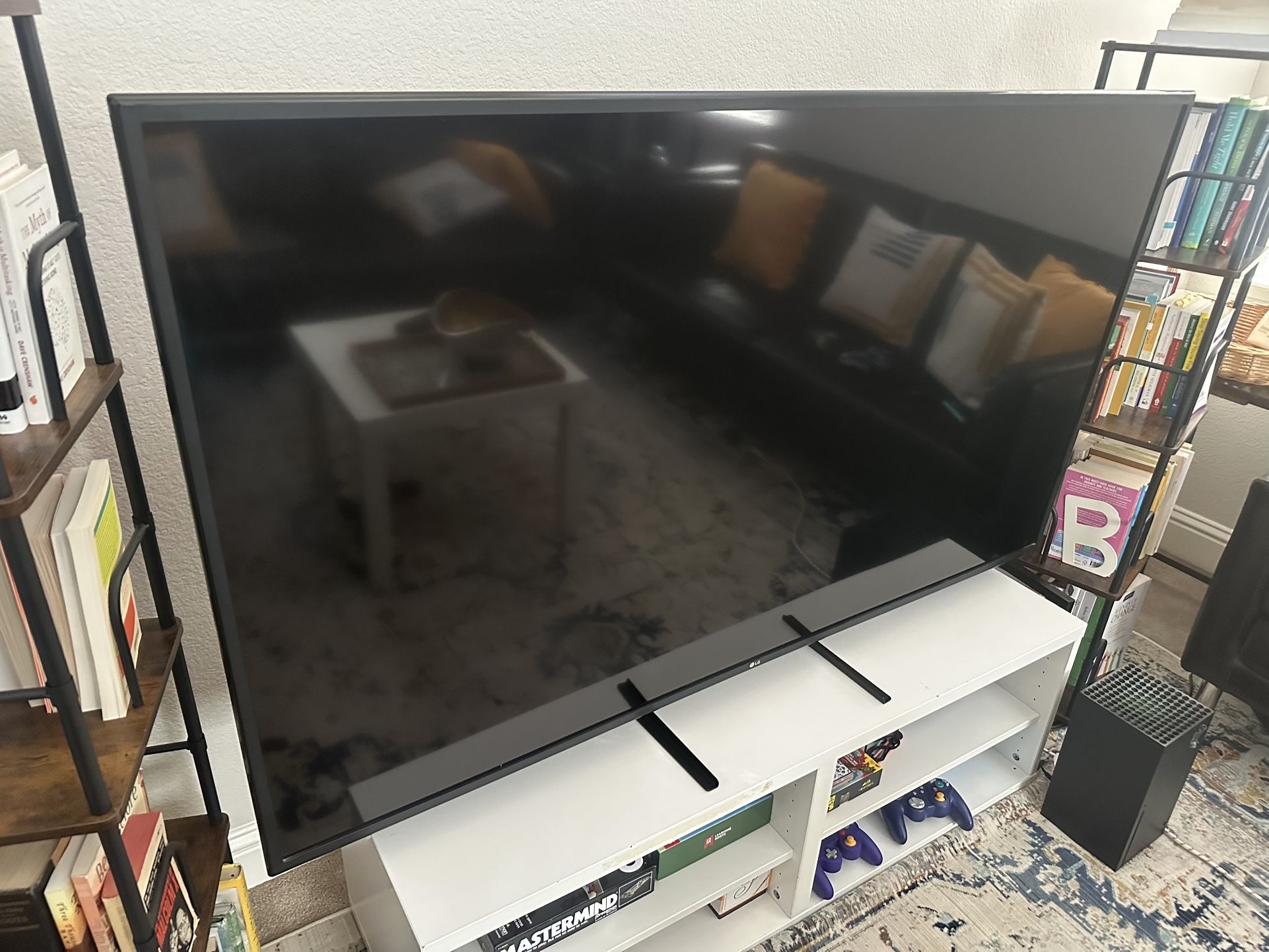 LG 4K 60” Smart TV w/ HDR