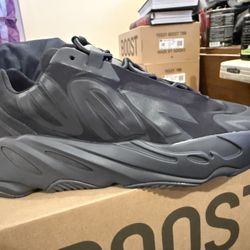 Yeezy 700 MNVN Size 10.5 