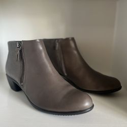 NEW ECCO Women’s Leather Ankle Boots – US 8 / EU 39