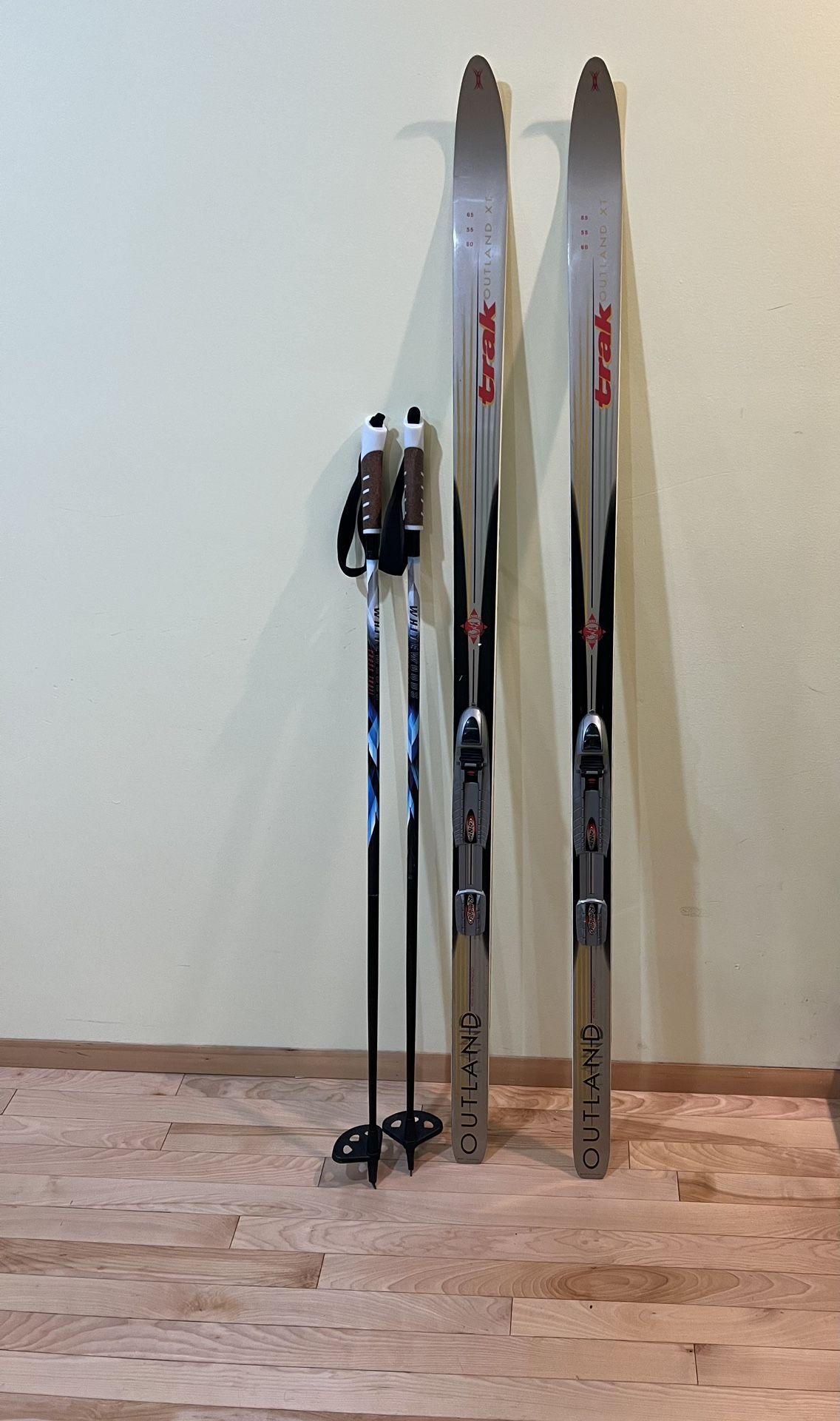 Off- track and backcountry cross country skis with NNN bindings and poles