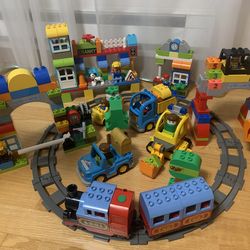 Duplo Lego With Battery  Power  Train. 250 pieces.