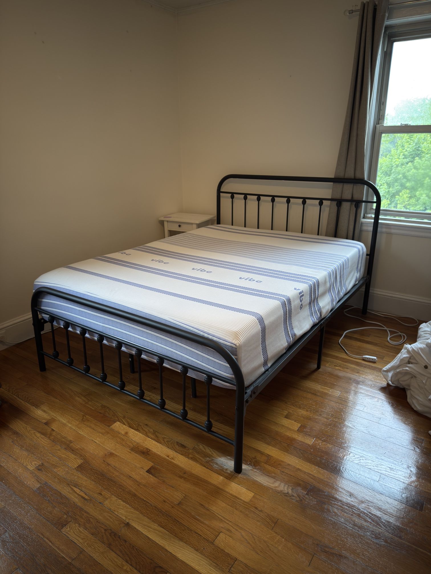 Queen size platform bed frame