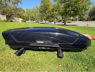 Thule Rooftop Cargo Box w/ Crossbars & Keys – Needs Repair – $100 OBO