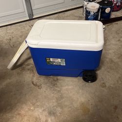 Igloo Cooler With Weels 