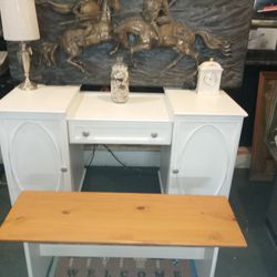 🎀🎀🎀 Beautiful White Vanity/ Computer Desk🎀🎀💯