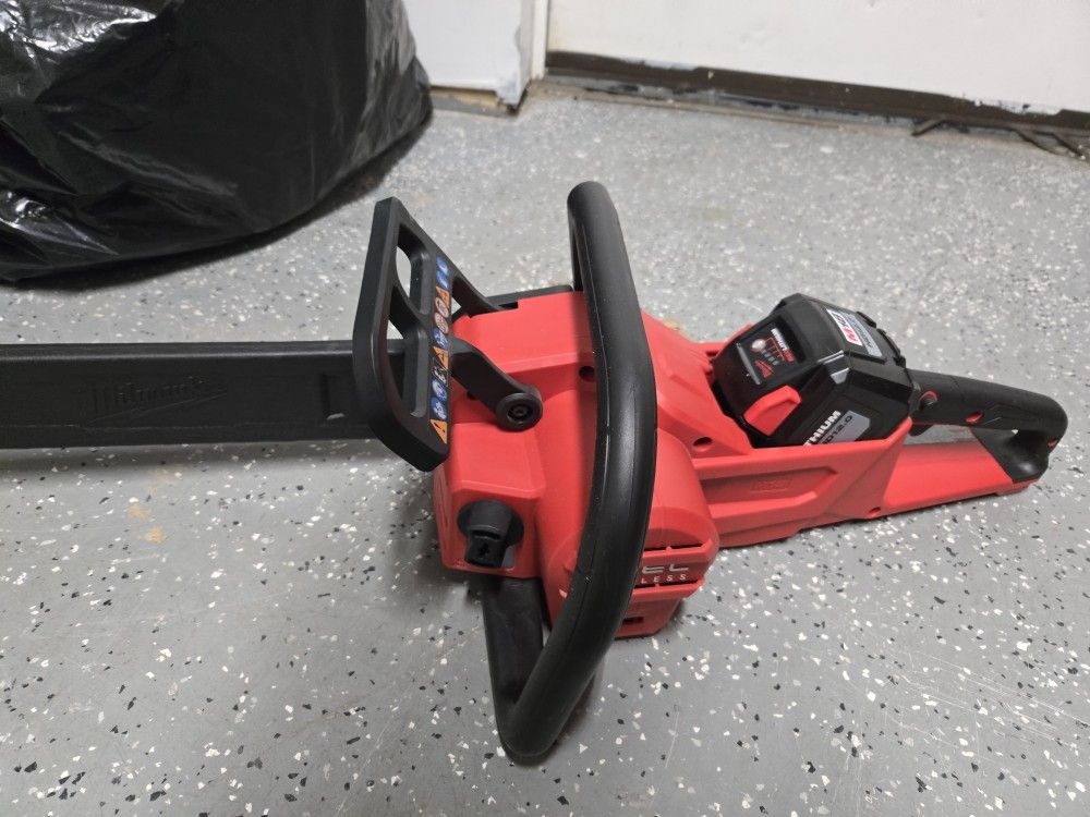 M18 Milwaukee 16 in. Chainsaw with Battery and Charger, FUEL Brushless Electric Saw