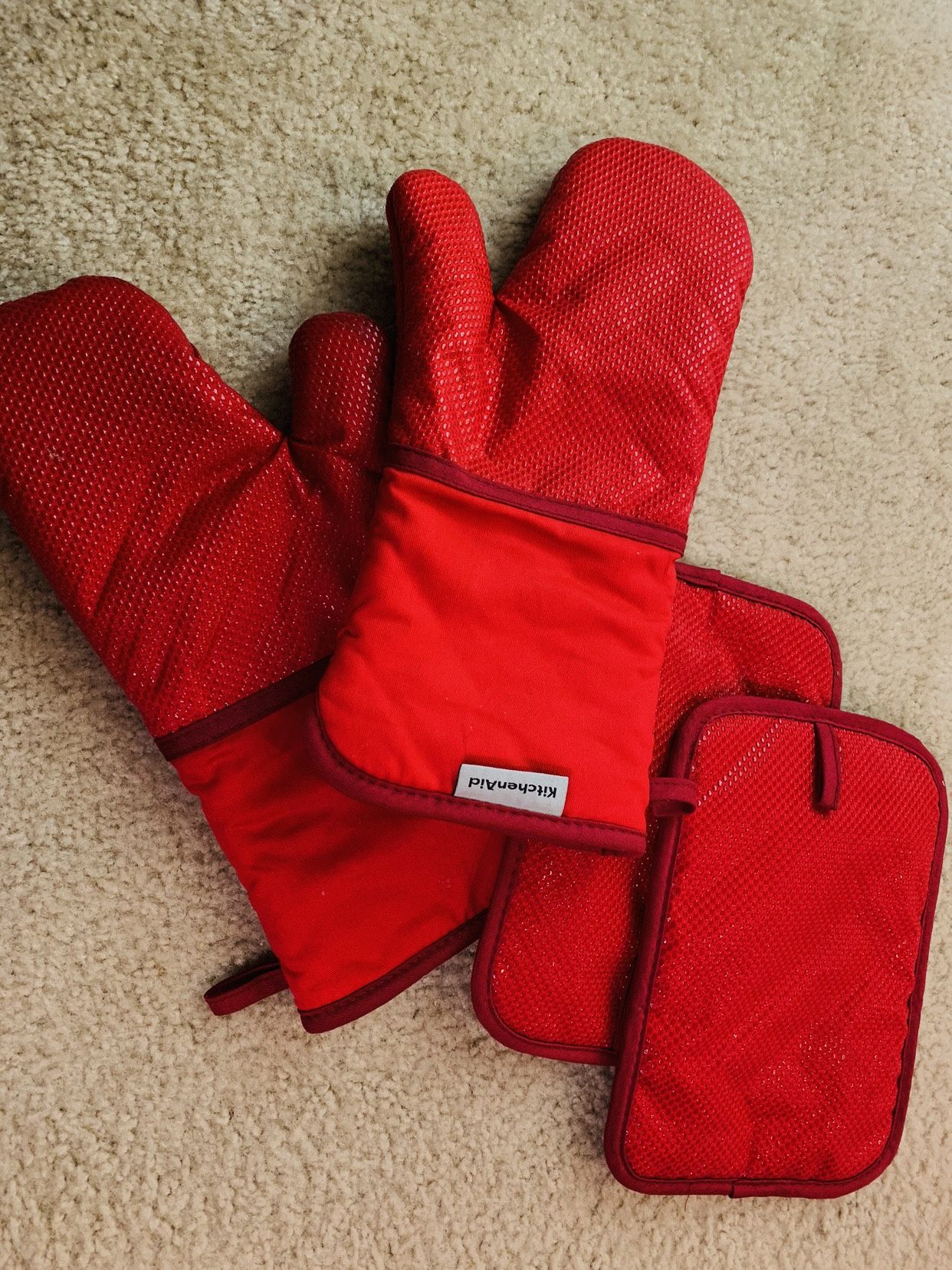 KitchenAid 4 Piece Kitchen Set w/ Silicone 2 Oven Mitts, 2 Pot Holders (Red)