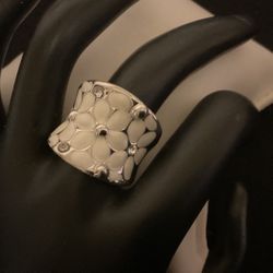 SilverTone Ring With White Metallic Flowers And Rhinestones…Size 7