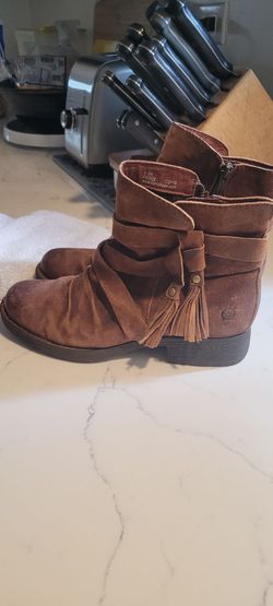 BORN WOMENS BOOTIE. 6.5