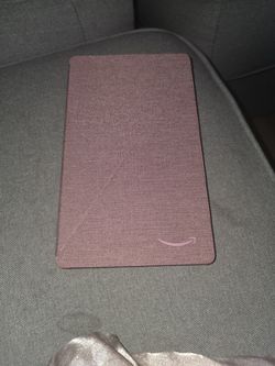 4 Amazon kindles with cases