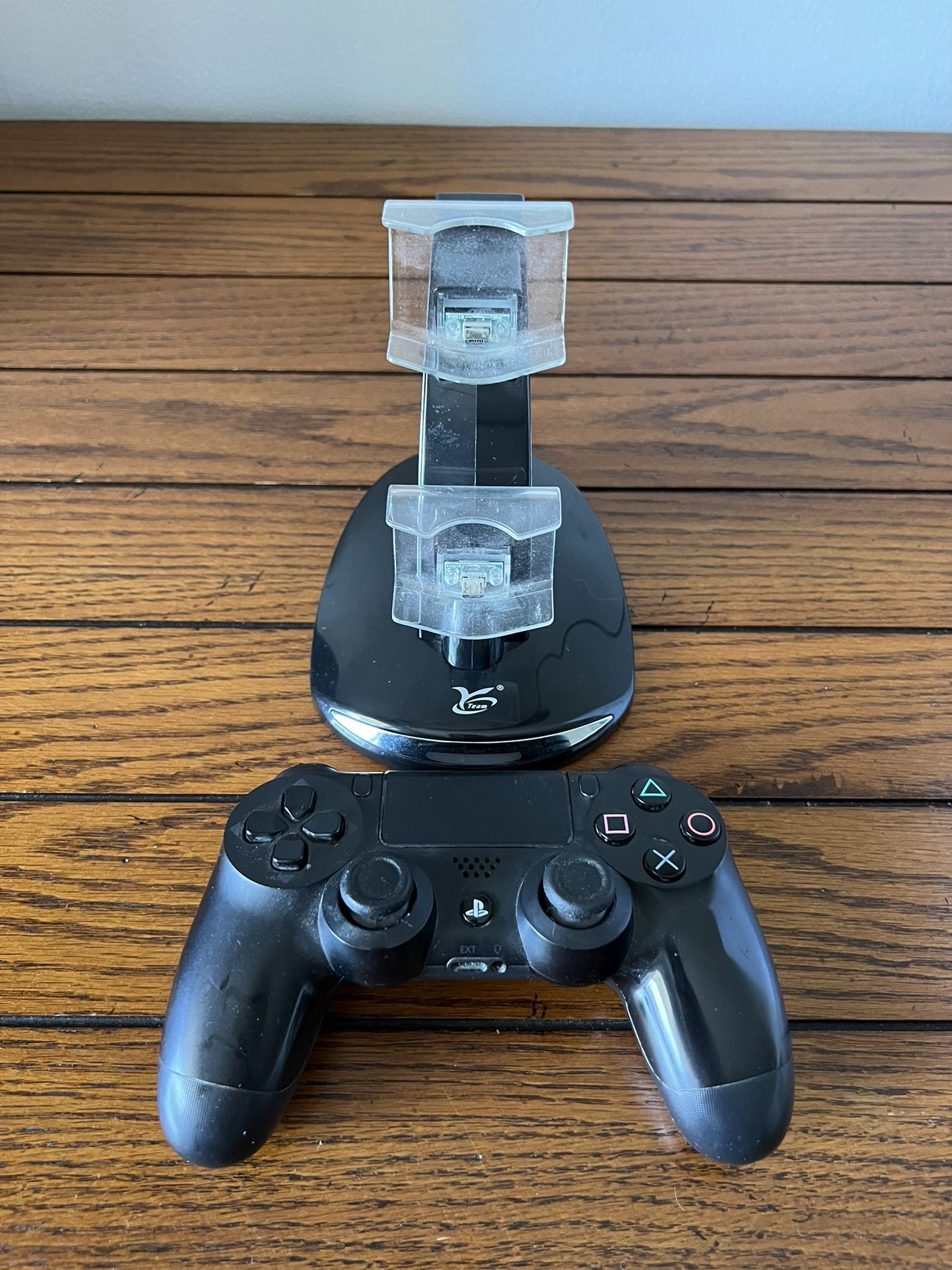PS4 Controller & Charging Station