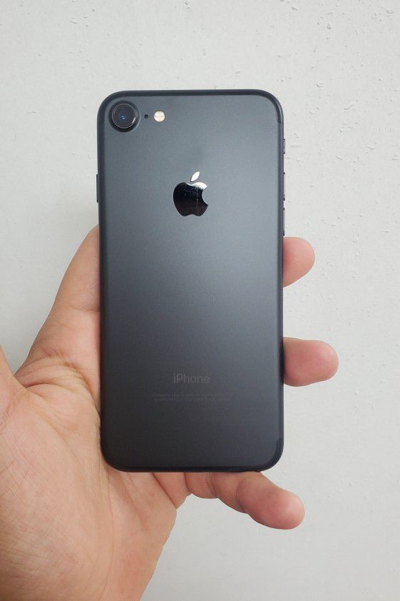 Iphone 7 Unlocked Like New Condition With 30 Days Warranty 