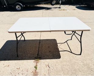 Folding table