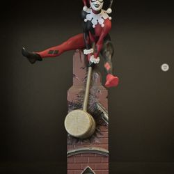 Harley Quinn Statue
