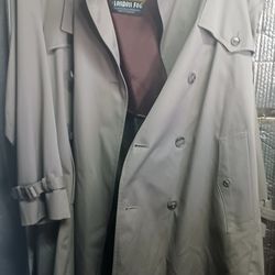 Handsome Hardly Ever Worn "LONDON FOG" Men's  "Towne" Trench Coat.