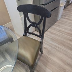 Dining Room Table And 6 Chairs 