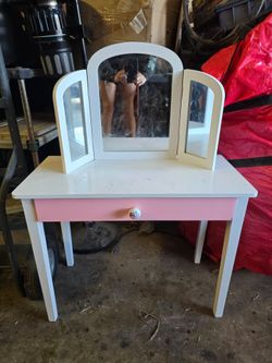 Little girls vanity