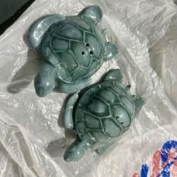 Sea turtle salt n pepper shakers