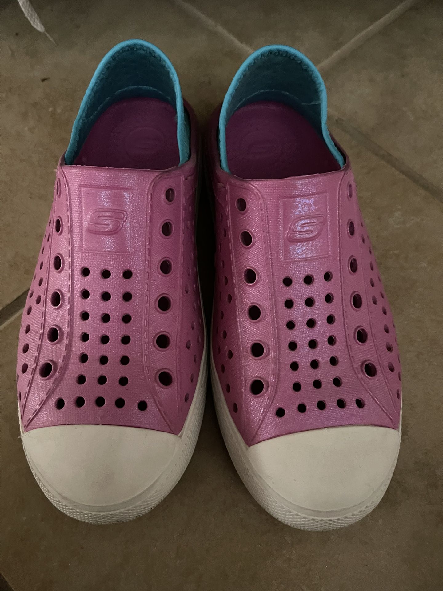 Girls Size 2 Skechers Shoes - Great Condition 