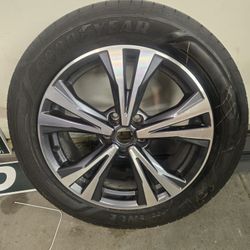 2019 Nissan Rogue SL Tire