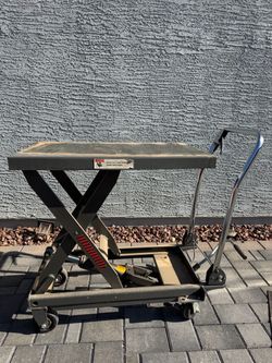 Engine lift table