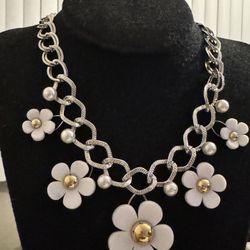 Elegant Floral Necklace with Gold Accents-Set Necklace and earrings