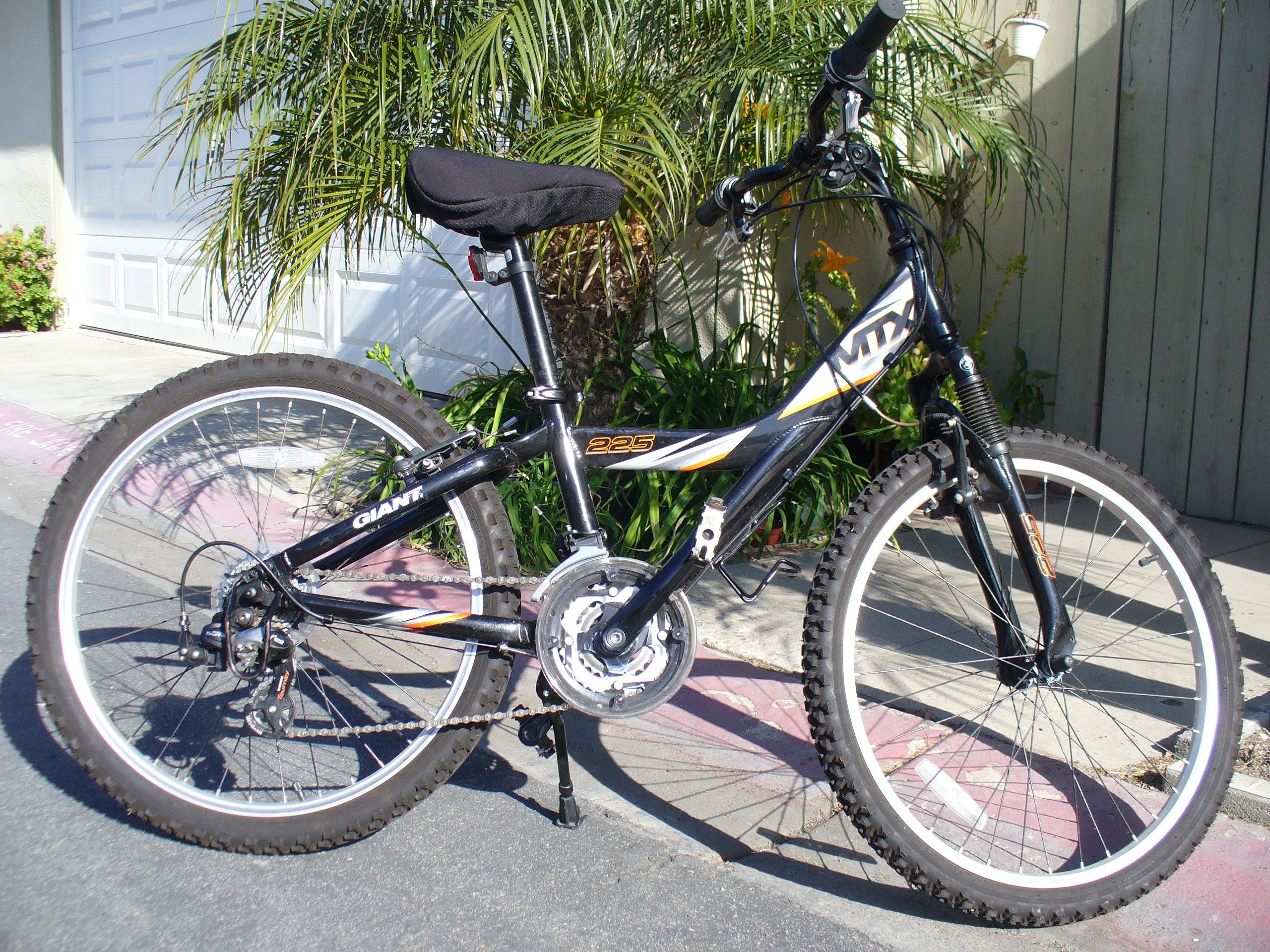 PRACTICALLY UNUSED!! >$150 off!! Giant MTX 225 Mountain Bike