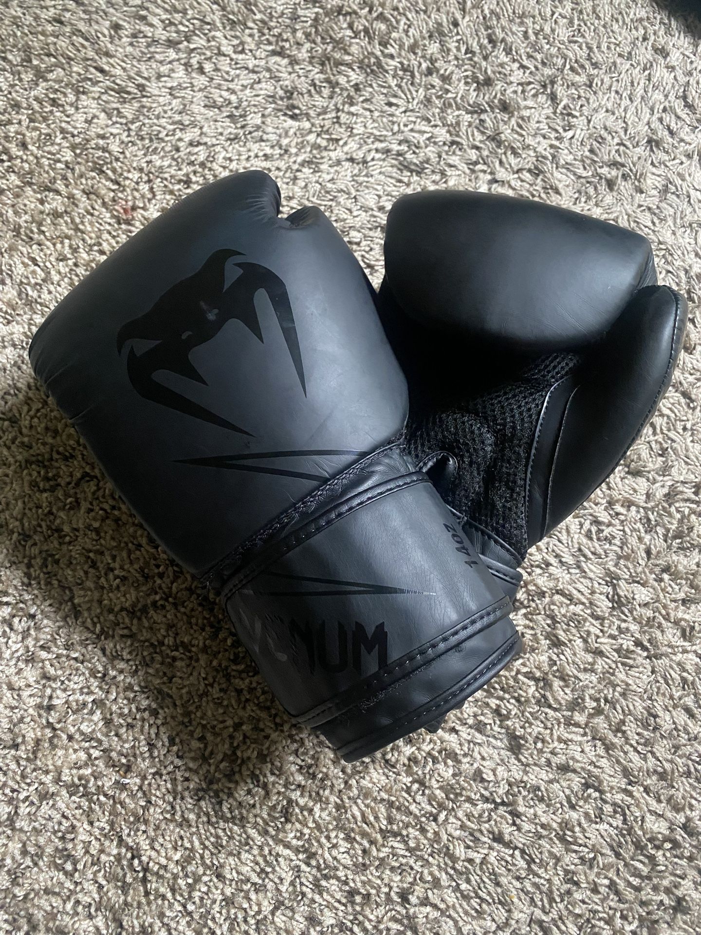 Venum Classic Boxing Gloves - 14oz