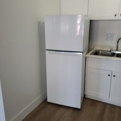 Whirlpool  Mini Fridge Great For Small Apartment  Or Beer Fridge For Garage In GREAT condition 