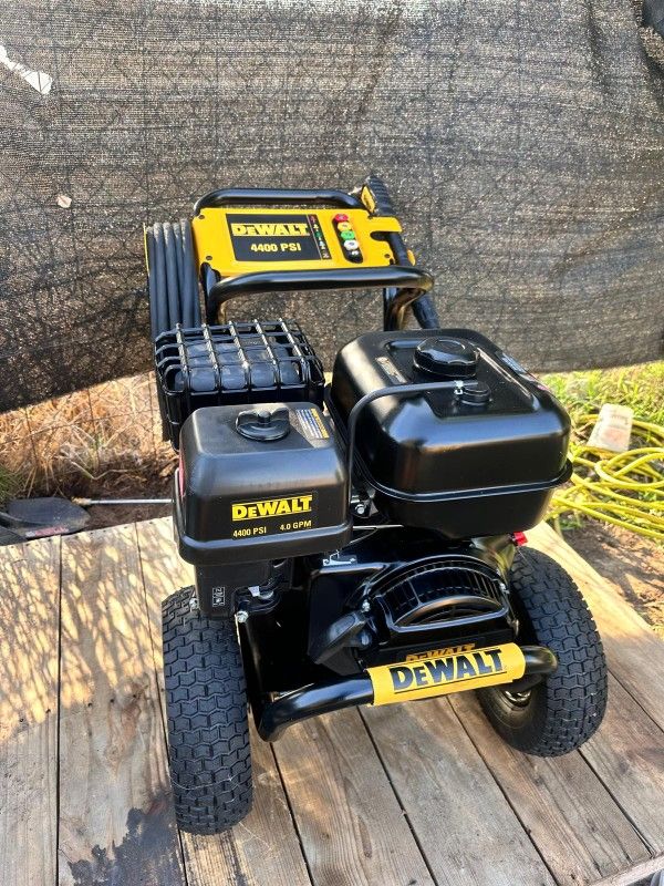 DEWALT
4400 PSI 4.0 GPM Cold Water Gas Pressure Washer