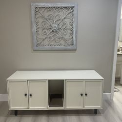 Large Cat litter enclosure cabinet ........ If You See The Cat Box Here It's Still Available!