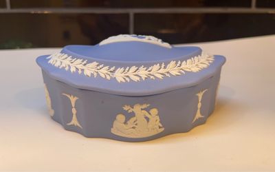 Beautiful Wedgwood blue Jasper lidded trinket box with white relief detailing