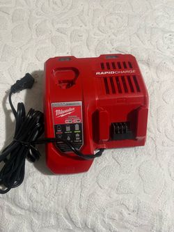 Cargador Milwaukee