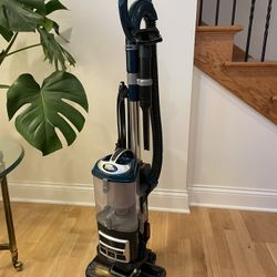 Like New Shark vacuum cleaner. Very Clean!