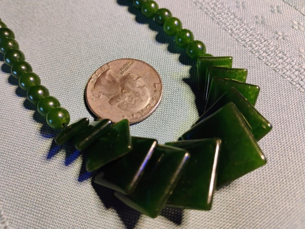 NATURALLY BEAUTIFUL! SUCH A GORGEOUS AND NATURAL GEMSTONE, THIS ART DECO, BLACK AND BEAD, NATURAL GREEN JADE 18"