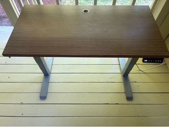 Adjustable standing desk