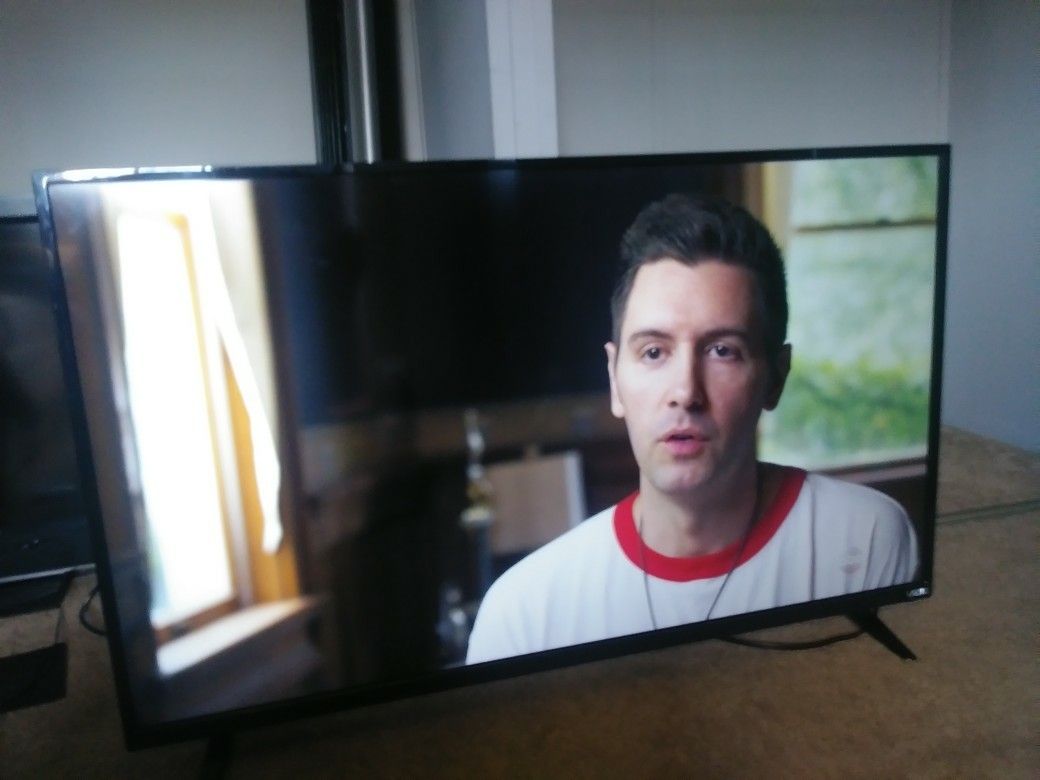TV for sale vlzlo 44inch
