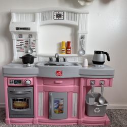 Step 2 Pink kitchen baby & toddler
