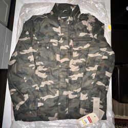 Stylish authentic new with tags  Levi's Men's Washed Cotton Military Jacket, Camouflage size M 