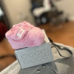 Baby Infant New Uggs Girls 0/1 Xs.  0-6 Months.   29$